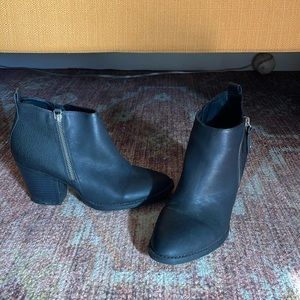 Black boots with heel